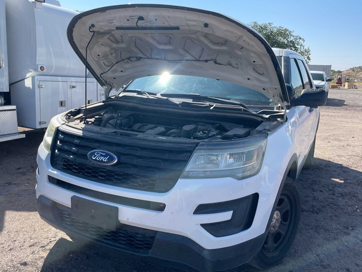 2017-ford-explorer-image-48