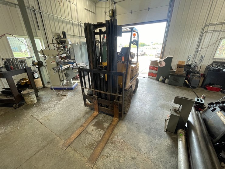 #133-•-cat-pneumatic-forklift-(shawano,-wi)-image-1