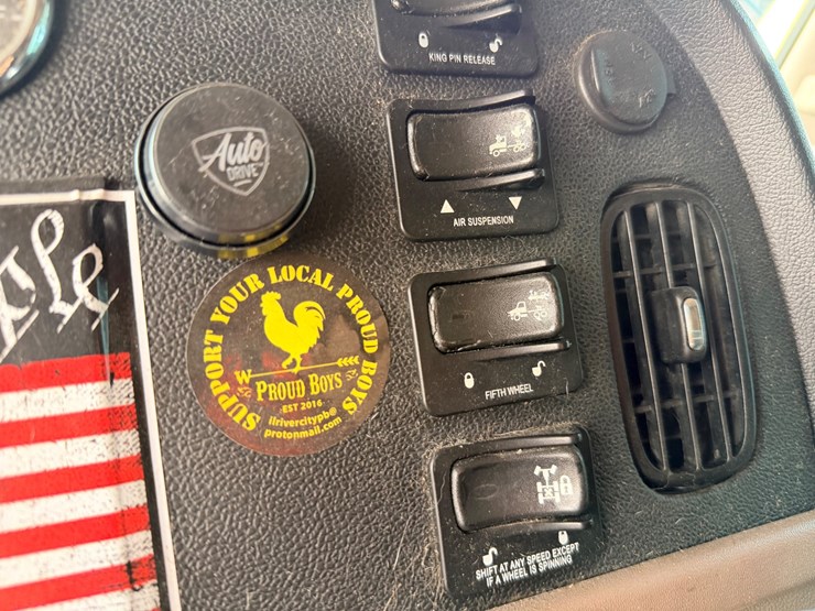 2014-peterbilt-389-image-58