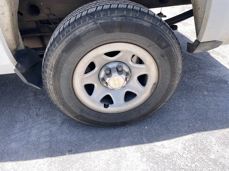 #1864-•-2018-chevy-work-truck-(has-nm-title)-image-9