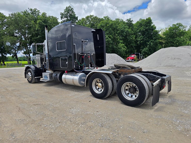 2014-peterbilt-389-image-11