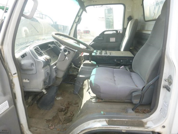 2005-isuzu-nqr-image-10