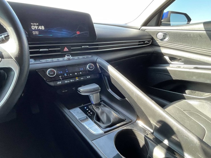 #1859-•-2023-hyundai-elantra-(has-nm-title)-image-38