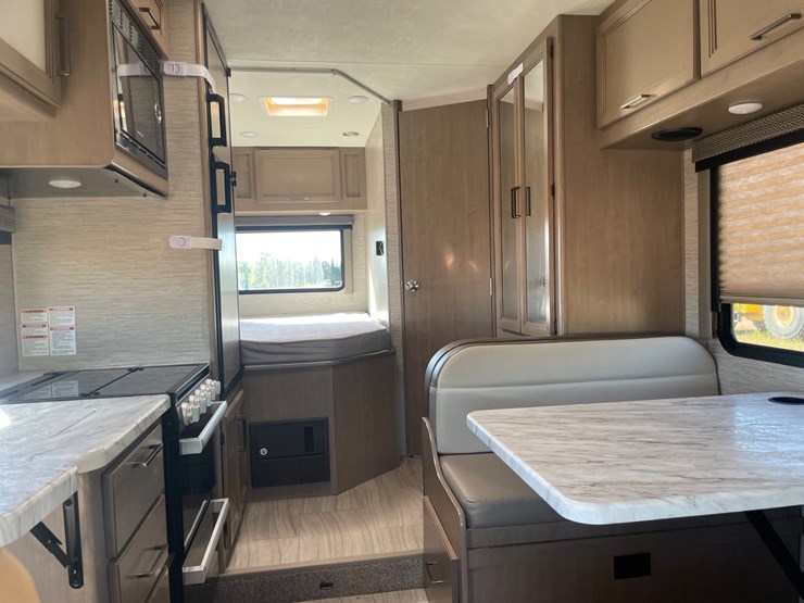 2021-ford-e350-image-139