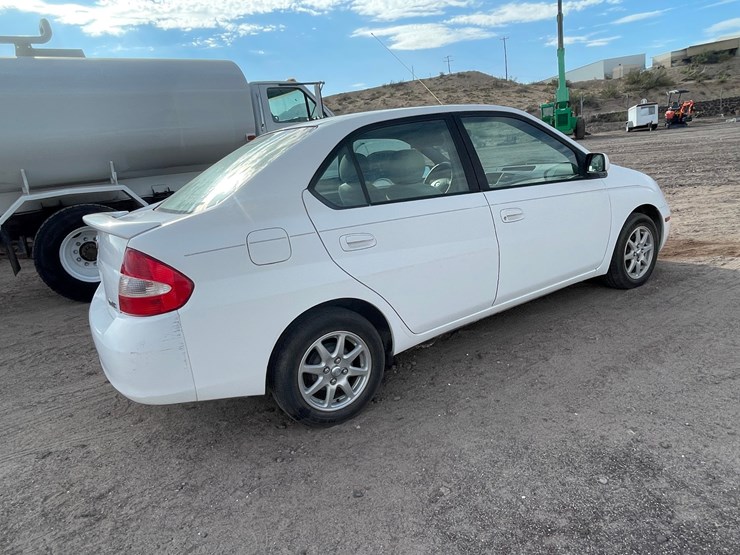 #1853-•-2002-toyota-prius-(title-in-delay)-image-7