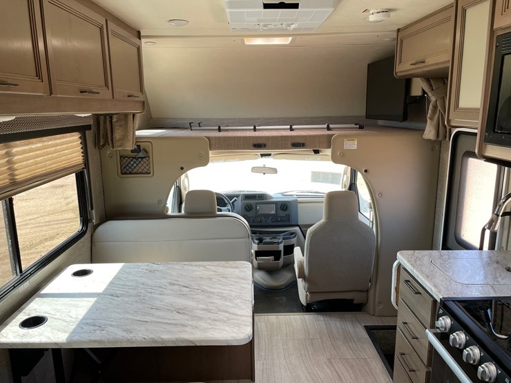 2021-ford-e350-image-23