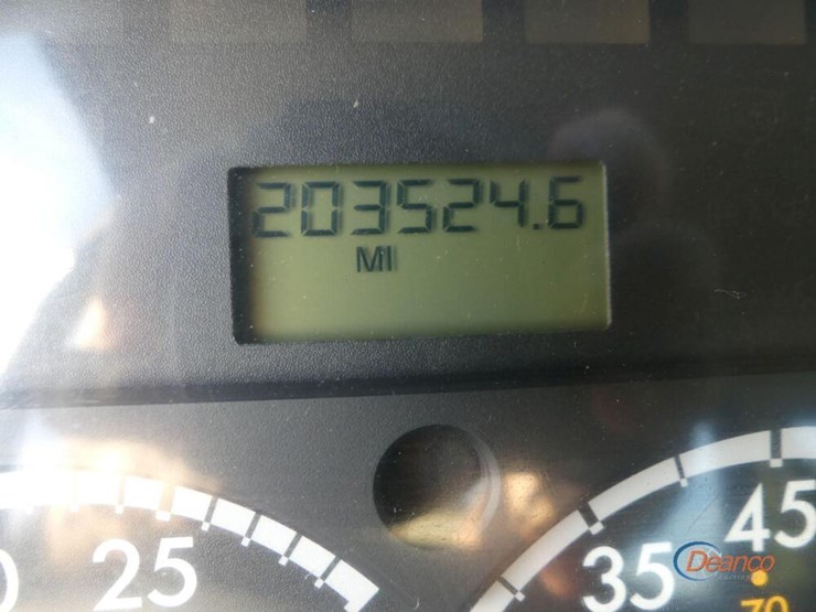 2015-freightliner-m2-106-image-18