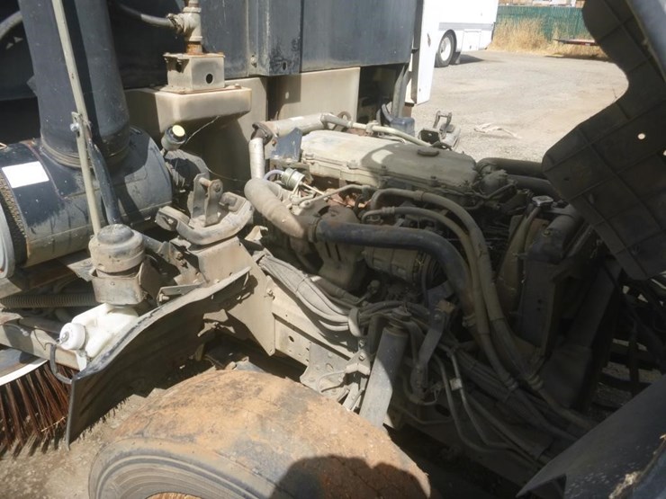 2005-isuzu-nqr-image-12
