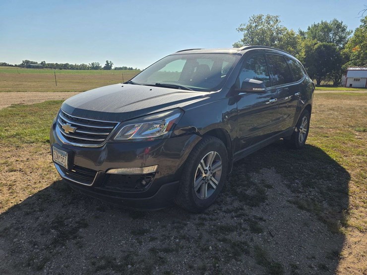 2014-chevrolet-traverse-lt-image-2