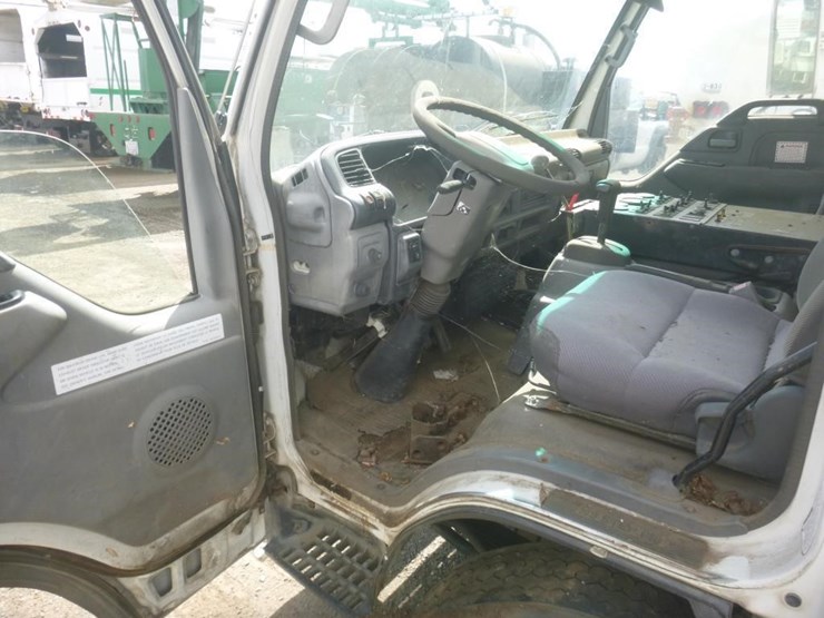 2005-isuzu-nqr-image-9