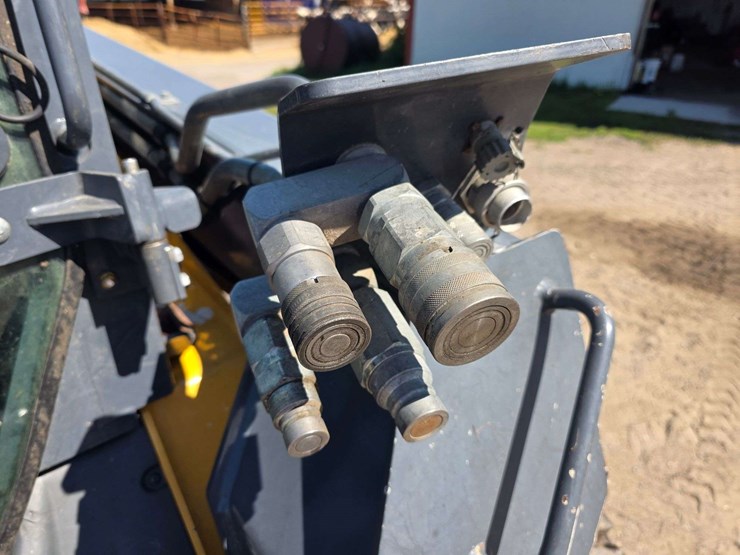 2016-deere-332d-image-35