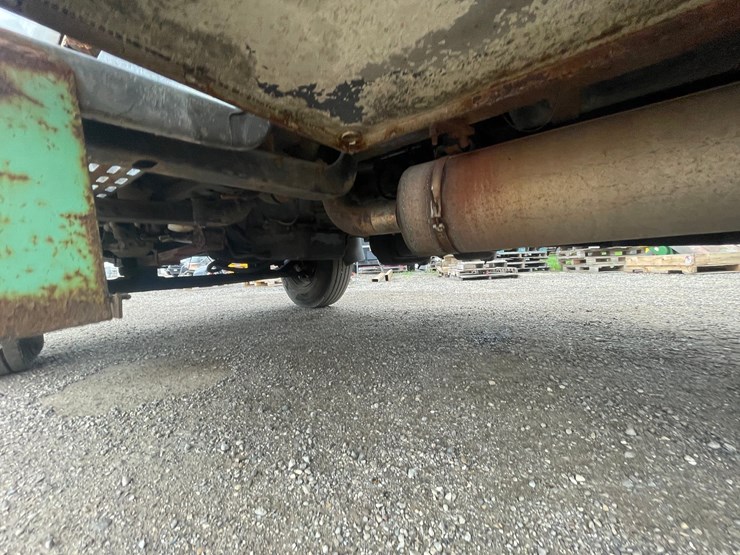 #2375-•-2000-gmc-c6500-utility-truck-(has-wi-title)-image-9
