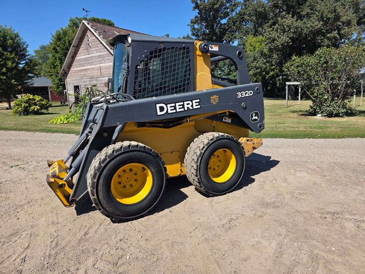 2016-deere-332d-image-15