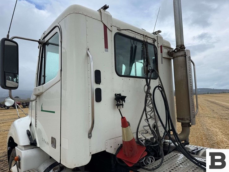 2005-freightliner-columbia-120-image-31
