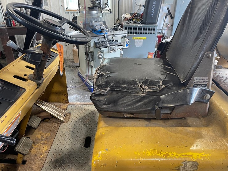 #133-•-cat-pneumatic-forklift-(shawano,-wi)-image-12