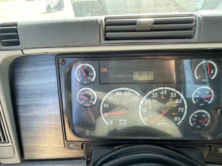 #217-•-2005-freightliner-day-cab-(has-wi-title)-(kronenwetter,-wi)-image-50