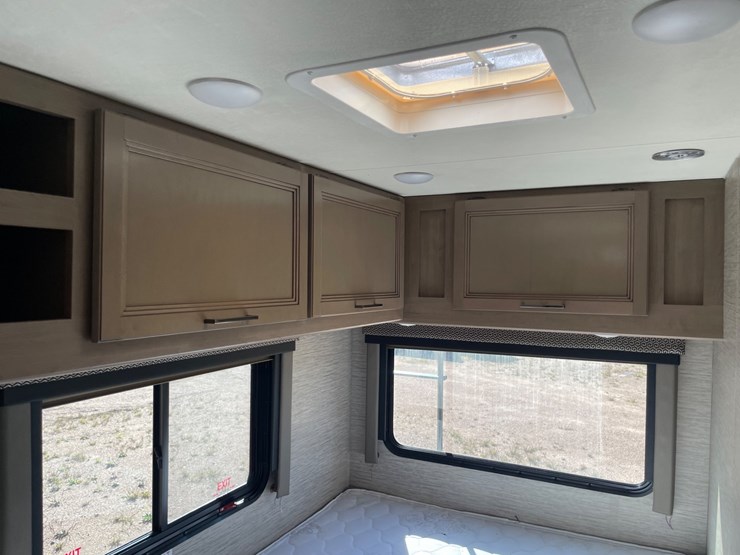 2021-ford-e350-image-112