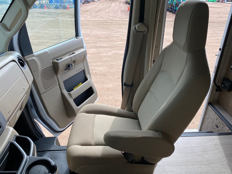 2021-ford-e350-image-15