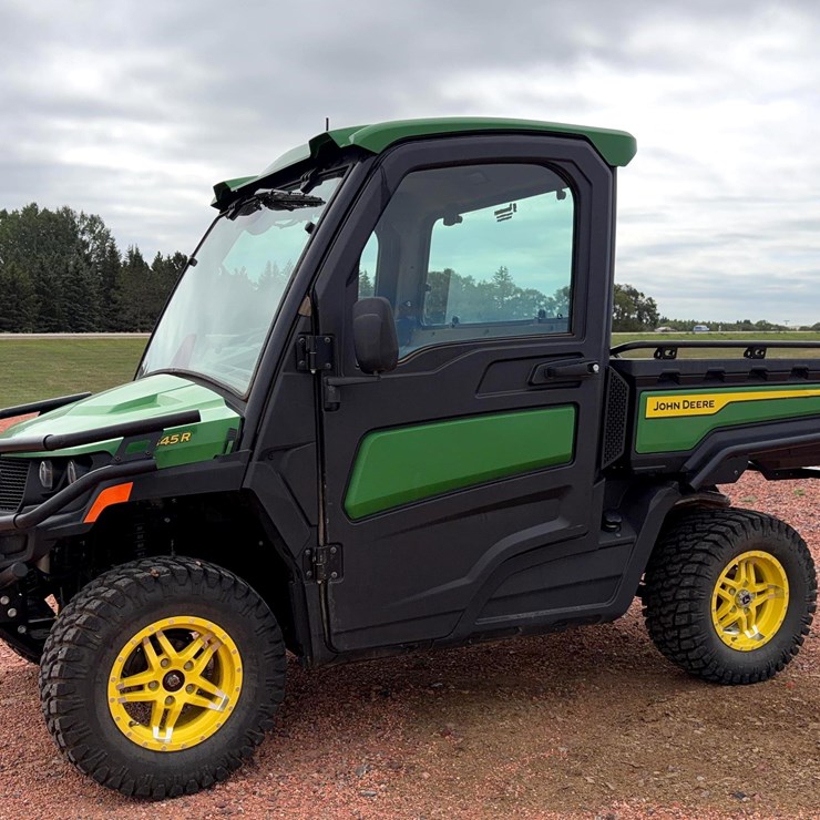 JOHN DEERE GATOR
