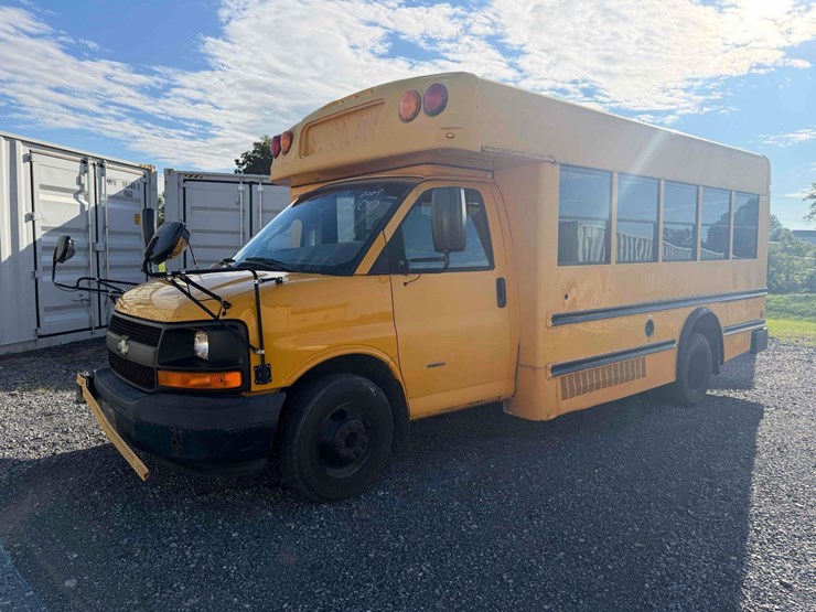 2009-chevrolet-20-passenger-school-bus-image-1