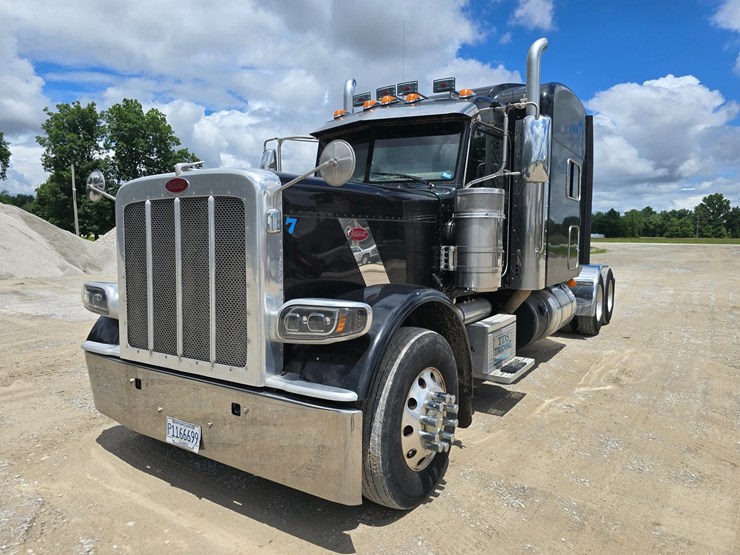 2014-peterbilt-389-image-1