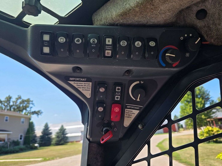2016-deere-332d-image-45