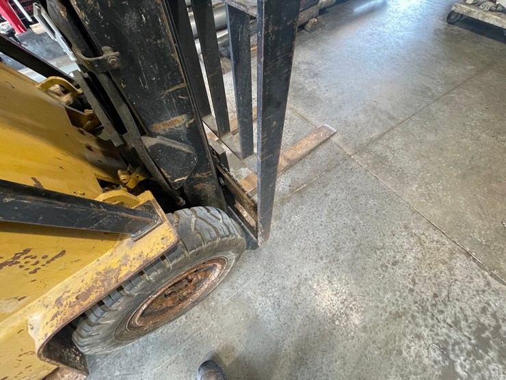#133-•-cat-pneumatic-forklift-(shawano,-wi)-image-35