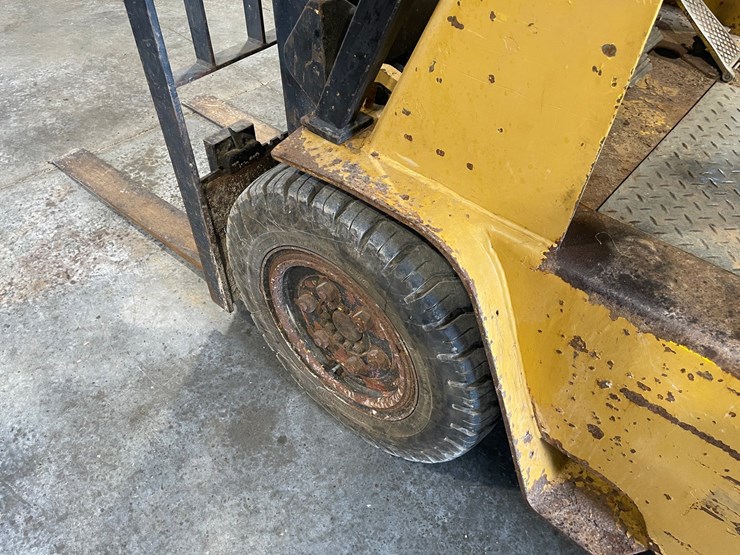 #133-•-cat-pneumatic-forklift-(shawano,-wi)-image-9