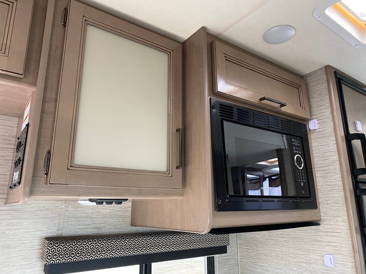 2021-ford-e350-image-27