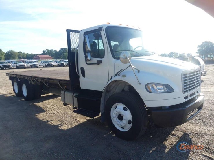2015-freightliner-m2-106-image-1