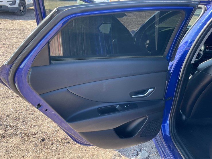 #1859-•-2023-hyundai-elantra-(has-nm-title)-image-21