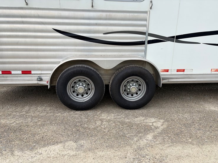 #708-•-2007-cherokee-3-horse-slant-gooseneck-trailer-(has-wi-title)(helenville,-wi)-image-3