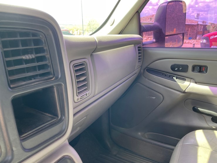 2005-gmc-3500-image-39
