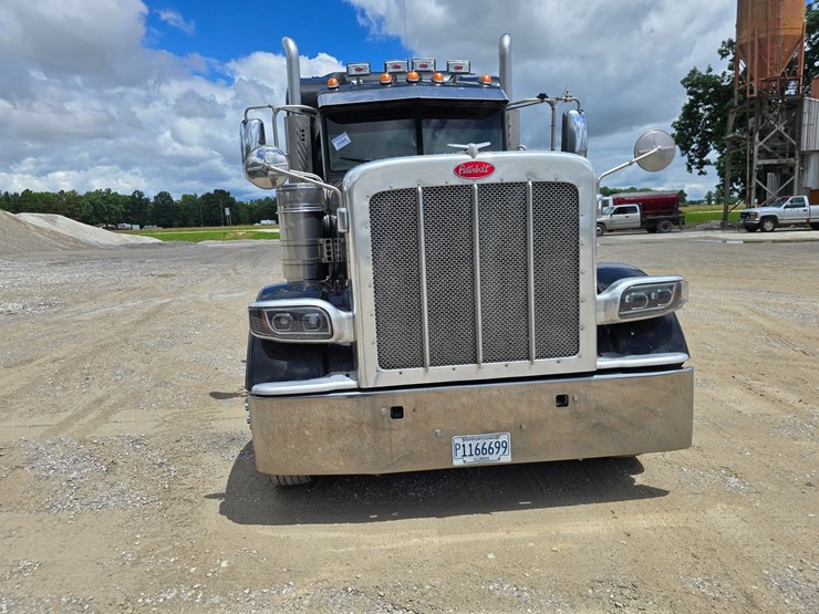 2014-peterbilt-389-image-32