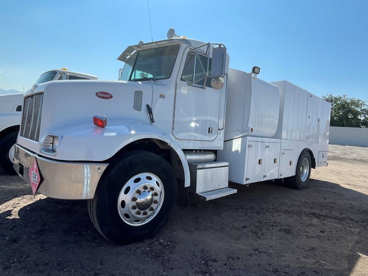 2004-peterbilt-330-image-1