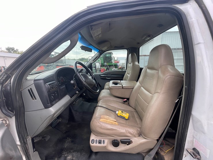 2005-ford-f550-xl-image-17