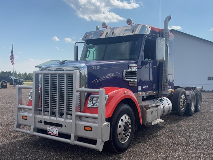 2015-freightliner-122sd-semi-image-1