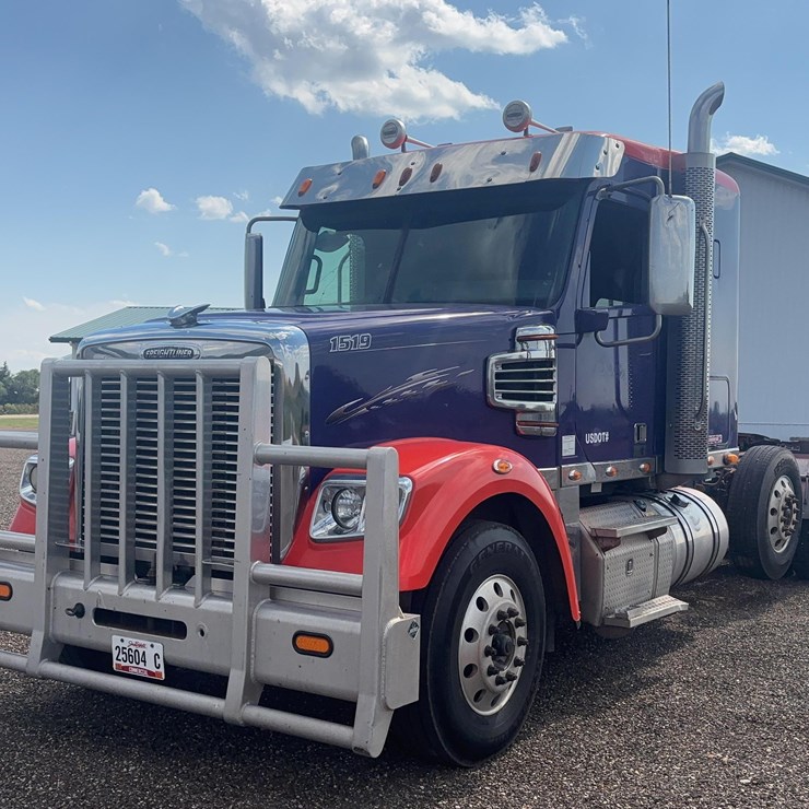 2015 Freightliner 122SD Semi