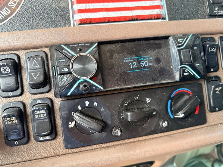2014-peterbilt-389-image-61