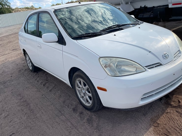 #1853-•-2002-toyota-prius-(title-in-delay)-image-4