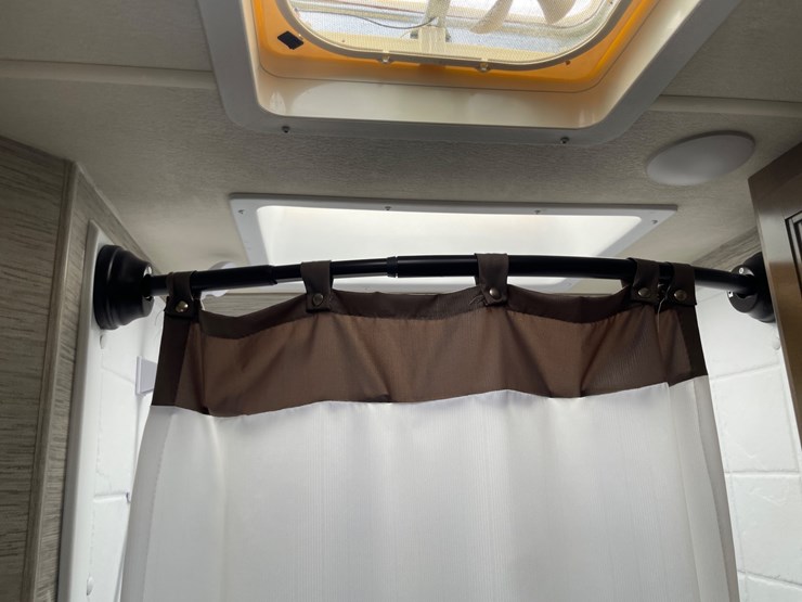 2021-ford-e350-image-104
