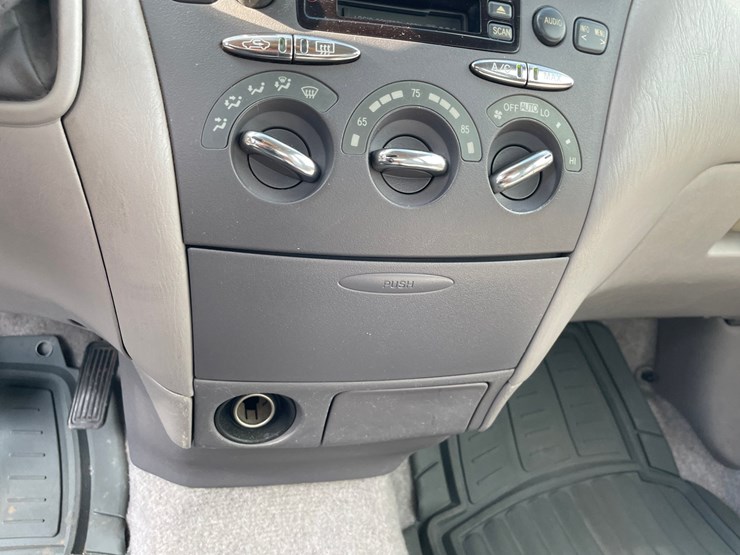 #1853-•-2002-toyota-prius-(title-in-delay)-image-40