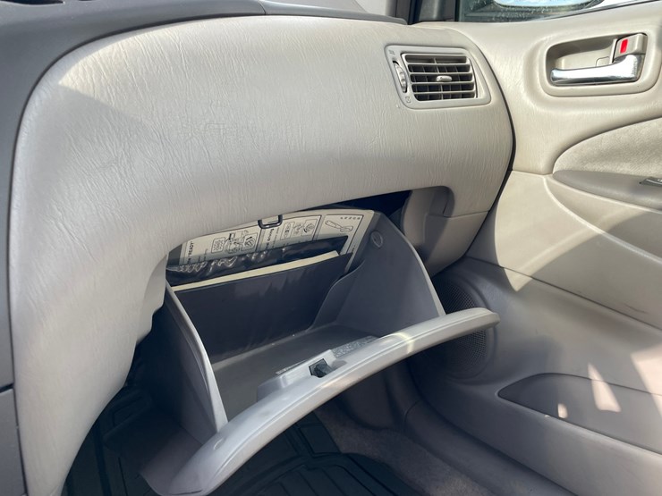 #1853-•-2002-toyota-prius-(title-in-delay)-image-43