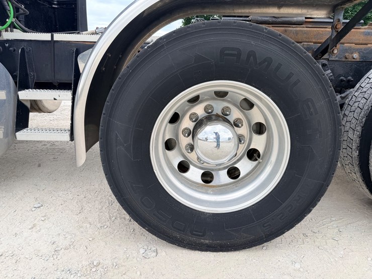 2014-peterbilt-389-image-100