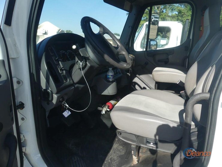 2014-freightliner-m2-106-image-13