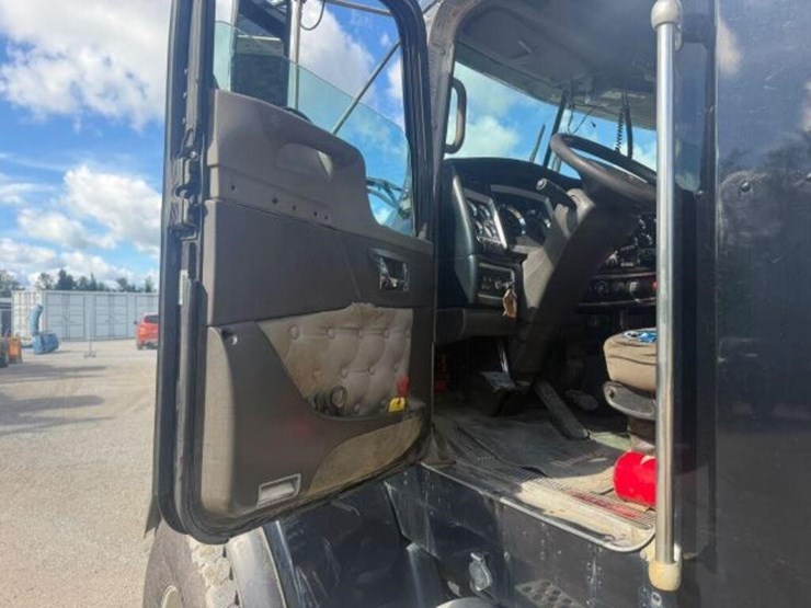 2012-kenworth-t800-image-23