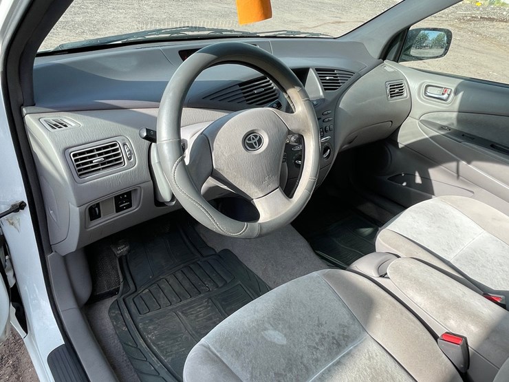 #1853-•-2002-toyota-prius-(title-in-delay)-image-32