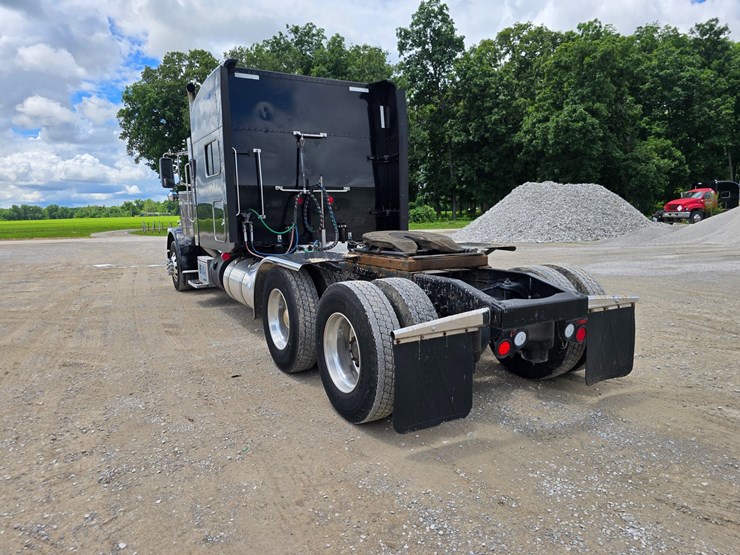 2014-peterbilt-389-image-13