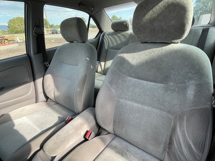 #1853-•-2002-toyota-prius-(title-in-delay)-image-36