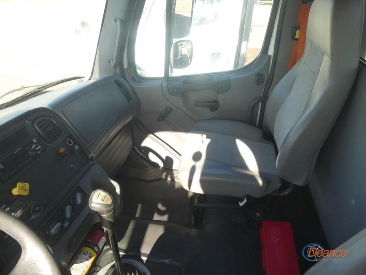 2014-freightliner-m2-106-image-15